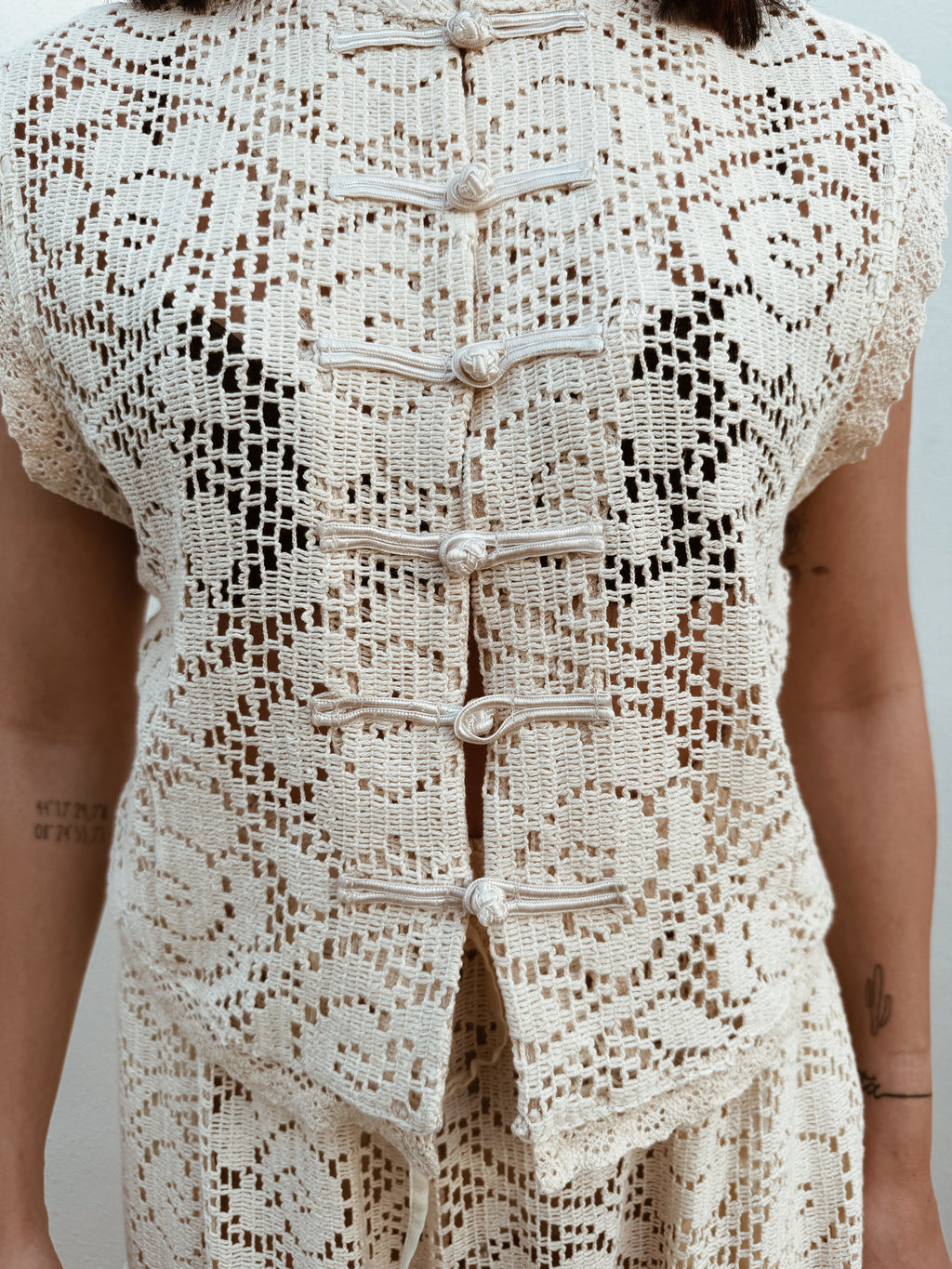 Gilet pizzo alamari